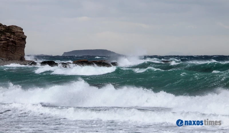 Βίντεο: Πελώρια κύματα «έπνιξαν» το λιμάνι της Νάξου και την Πορτάρα